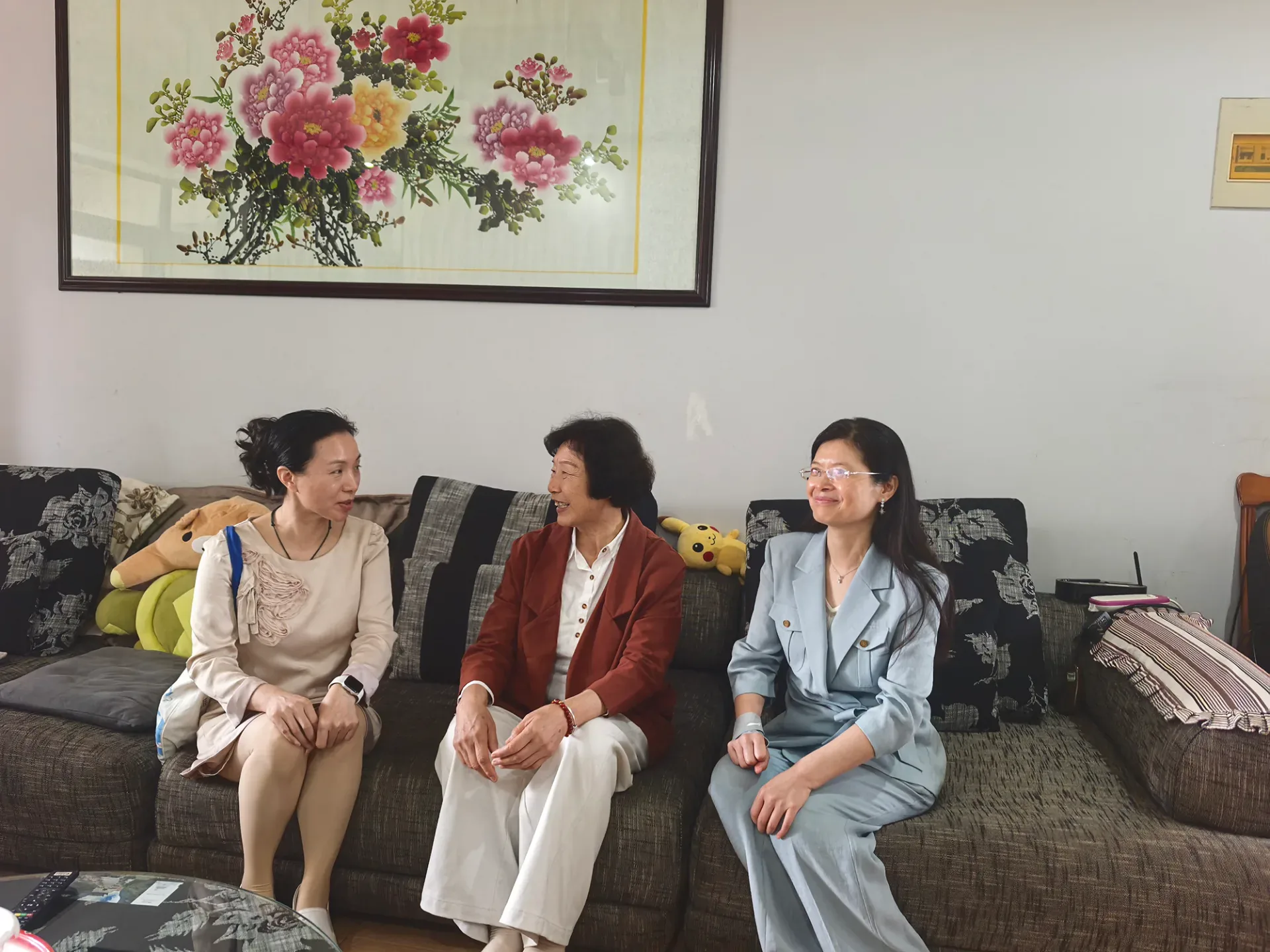 市妇联马英带队走访慰问退休干部