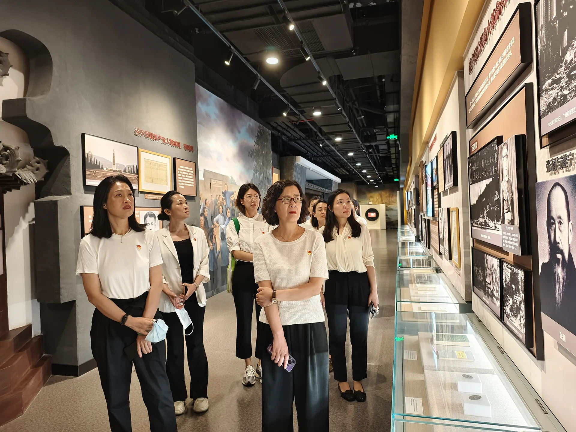 市妇联联合党支部开展“以红色基因铸魂，践行中央八项规定精神”主题党日活动